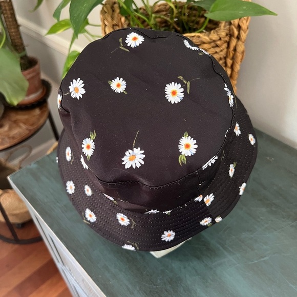 Alice + Olivia daisy bucket hat reversible 
One size - Picture 2 of 6